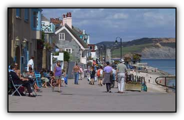 A picture of the sea front at Lyme Regis 